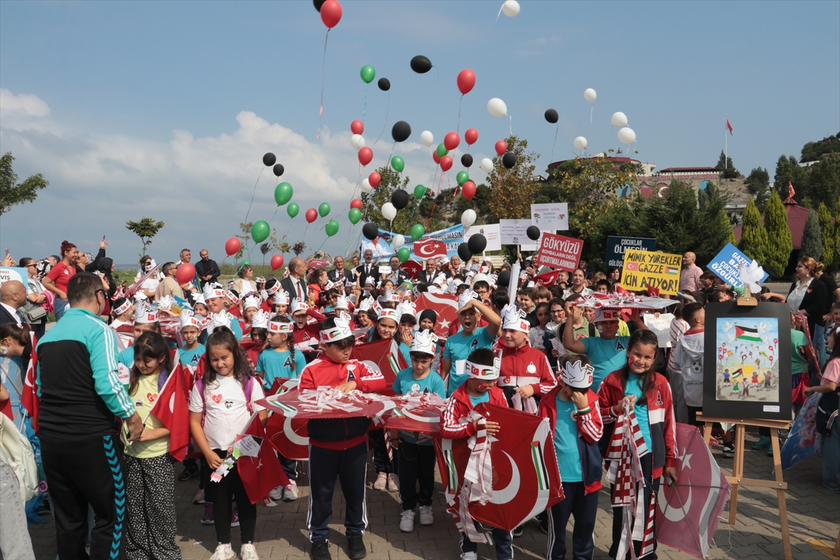 Zonguldak Kozlu'da öğrenciler Gazzeli çocuklar için uçurtma uçurdu