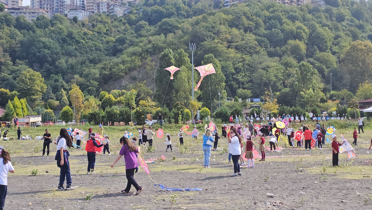 Zonguldak Kozlu Sahili'nde öğrenciler Filistinli çocuklar için uçurtma uçurdu