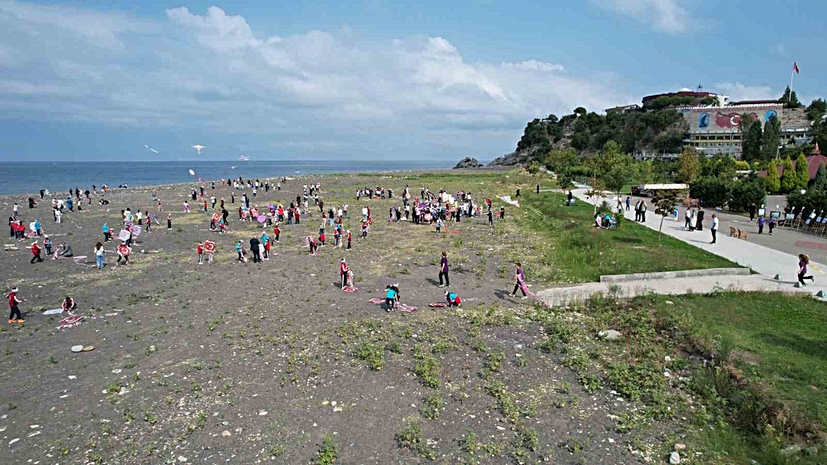 Zonguldak'ta öğrenciler, Filistinli çocuklar için Kozlu Sahil'de uçurtma uçurdu.