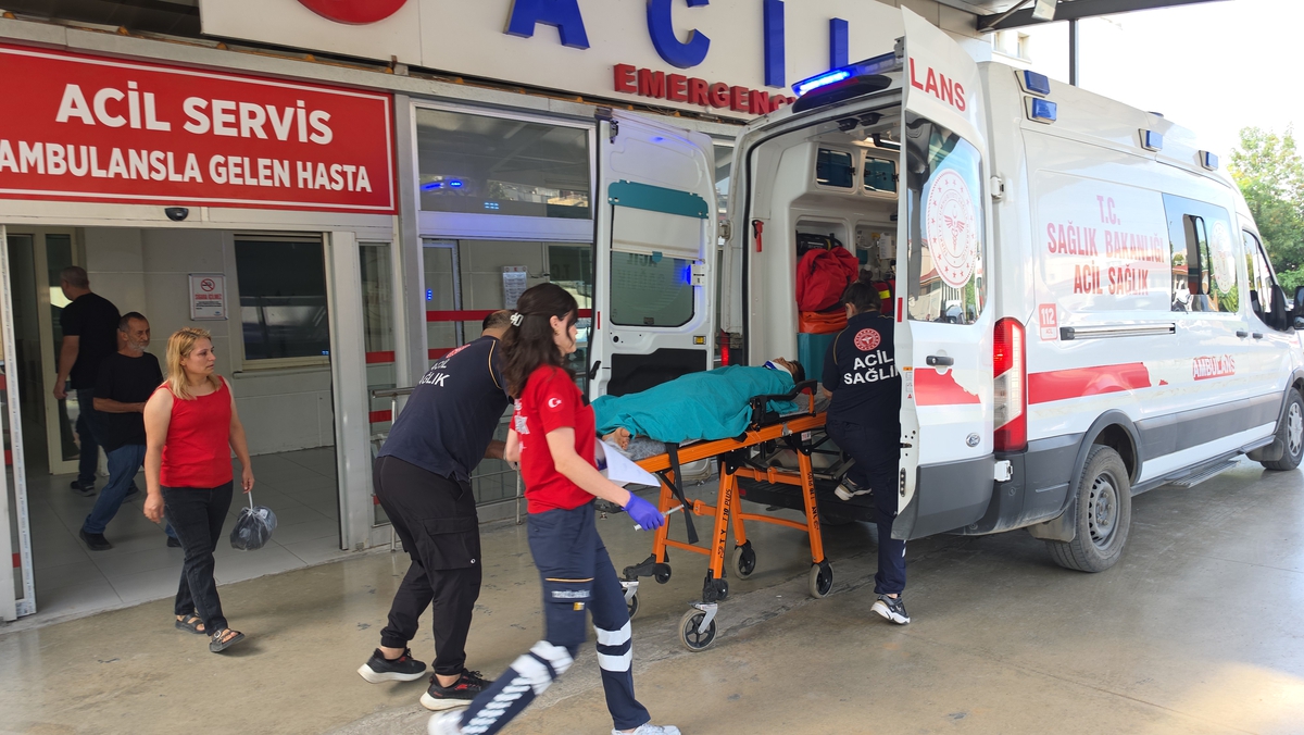 Adana Kozan'da 15 yaşındaki motosiklet sürücüsü ticari araçla çarpışıp ağır yaralandı