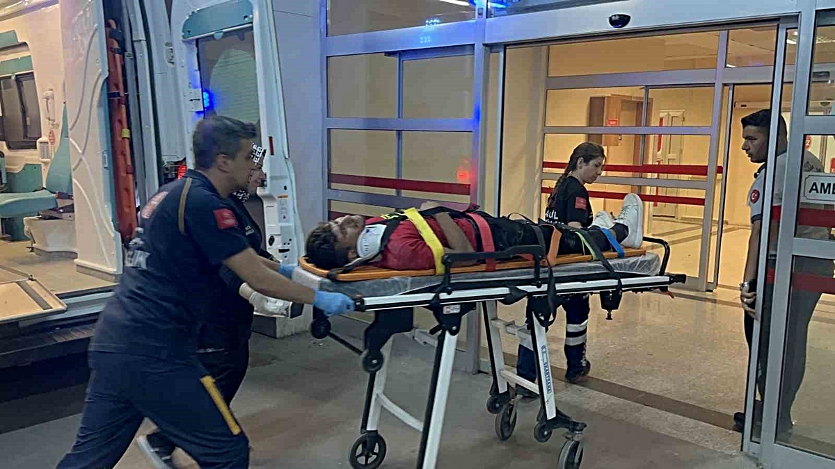 Adıyaman'da motosiklet ve otomobil çarpıştı, 1 kişi yaralanıp hastaneye kaldırıldı