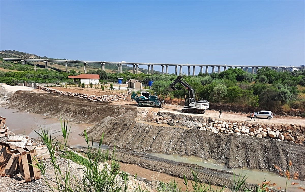 AFAD, Mersin'deki dere ıslahı çalışmalarına 4 ekskavatör ve 4 kamyon tahsis etti