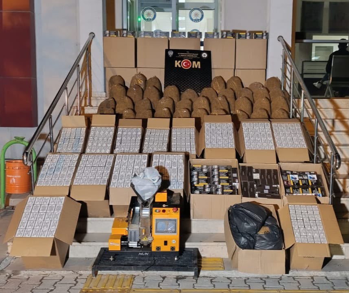 Afyonkarahisar Bolvadin'de 274 bin makaron ele geçirildi, 3 şüpheli gözaltına alındı