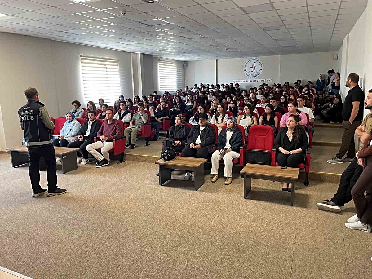 Afyonkarahisar'da narkotik ekipleri 350'ye yakın üniversiteliye bağımlılık eğitimi verdi