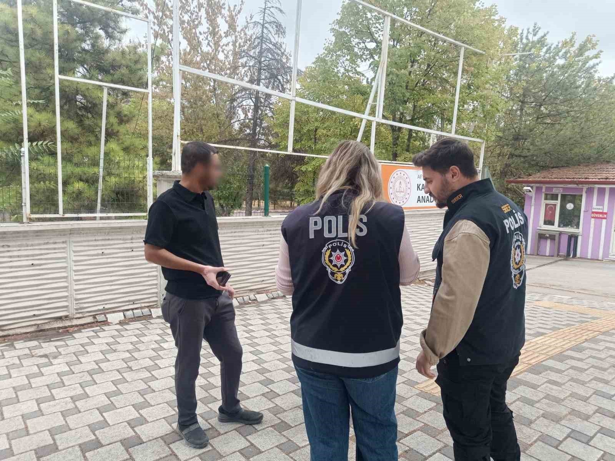 Afyonkarahisar'da polis ilçelerde 105 okul ve çevresini denetledi