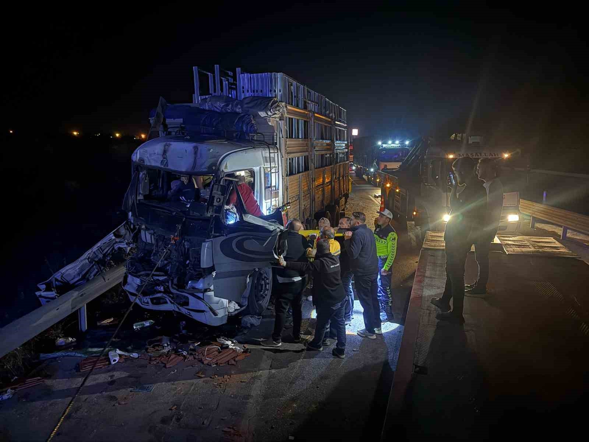 Afyonkarahisar Emirdağ'da iki kamyon çarpıştı, yaralı sürücü vinçle kurtarıldı