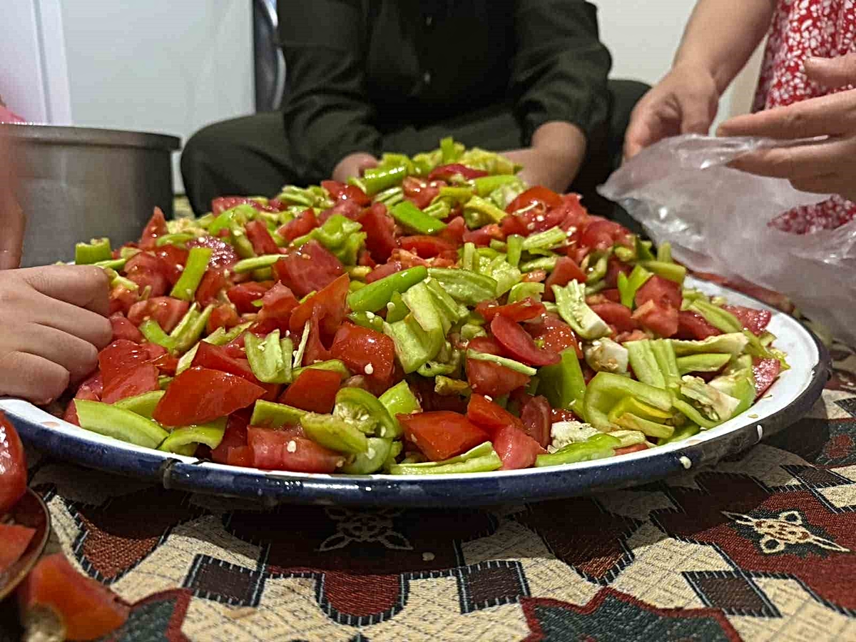 Ağrı Patnos'ta vatandaşlar yaz sebzelerini kışa dondurucu ve konserveyle hazırlıyor