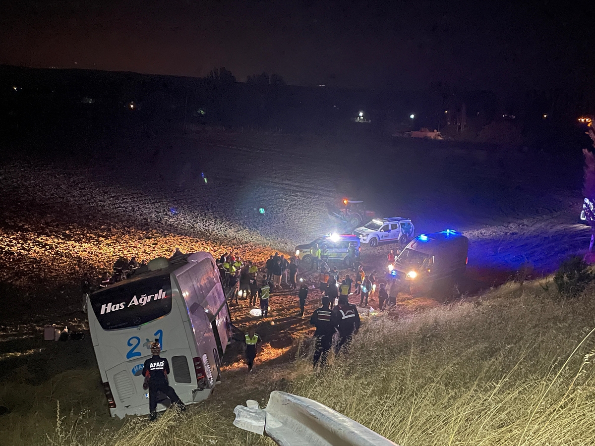 Merzifon'da otobüs tarlaya devrildi: 24 yaralı