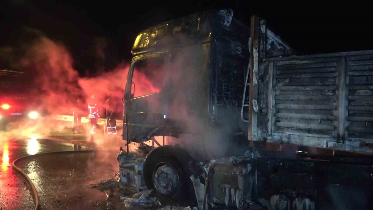 Amasya'da gübre yüklü tır yanarak kullanılamaz hale geldi, sürücü kurtuldu