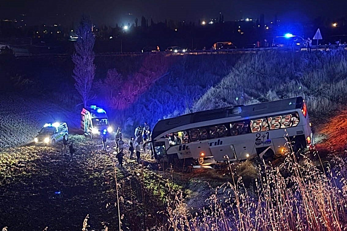 Amasya Merzifon'da yolcu otobüsü şarampole uçtu, ilk belirlemelere göre 24 yaralı var