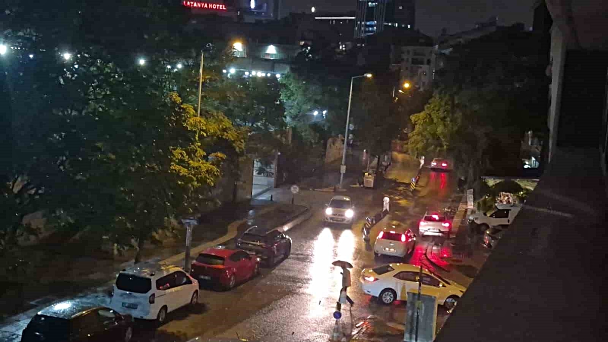 Ankara'da akşam başlayan sağanak sokakları göle çevirdi, trafikte aksamaya yol açtı