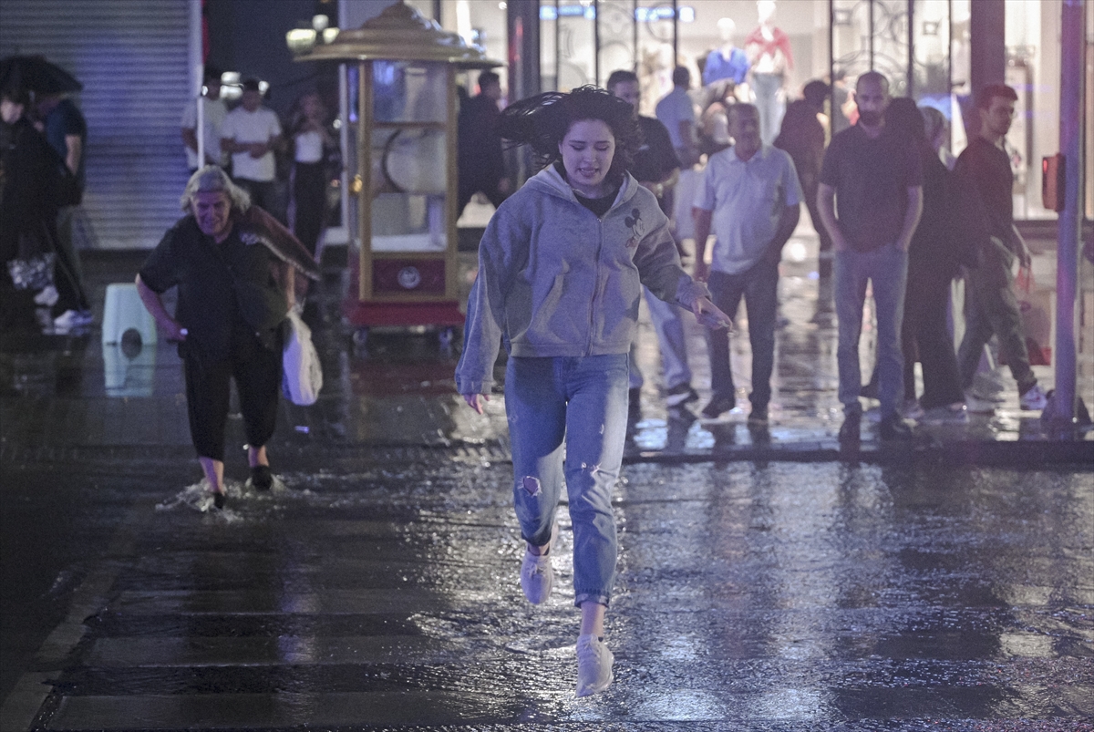 Ankara'da gök gürültülü sağanak trafiği olumsuz etkiledi, su birikintileri oluştu