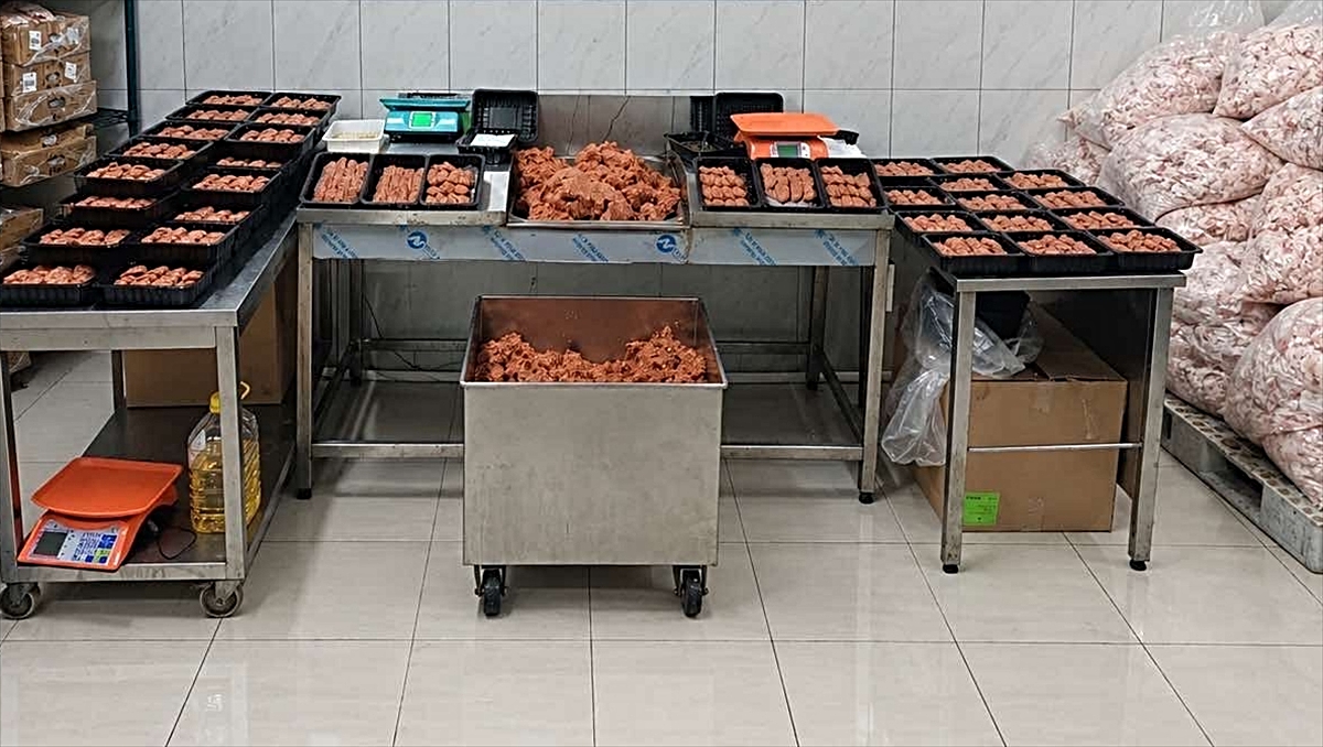 Ankara'da jandarma, halk sağlığını tehlikeye düşüren 1333 kilogram gıda ele geçirdi