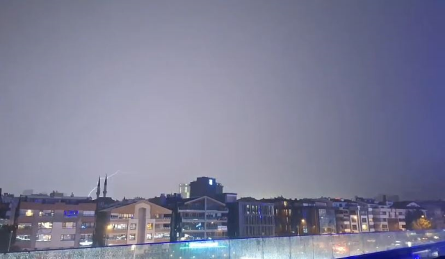 Başkentte çakan şimşeklerin gökyüzünü aydınlatması