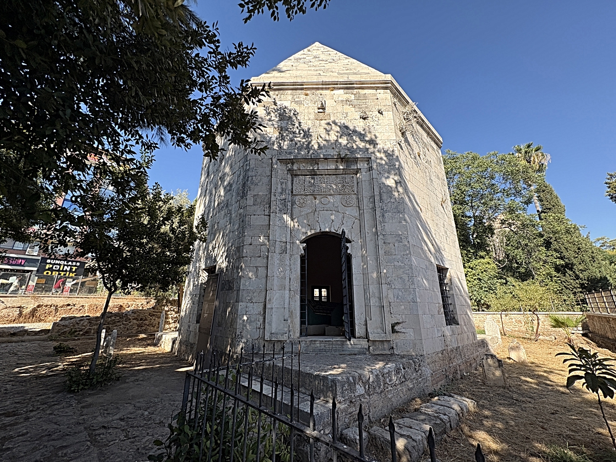 Antalya’da 649 yıllık Zincirkıran Mehmet Bey Türbesi’nde 3 sanduka bulunuyor