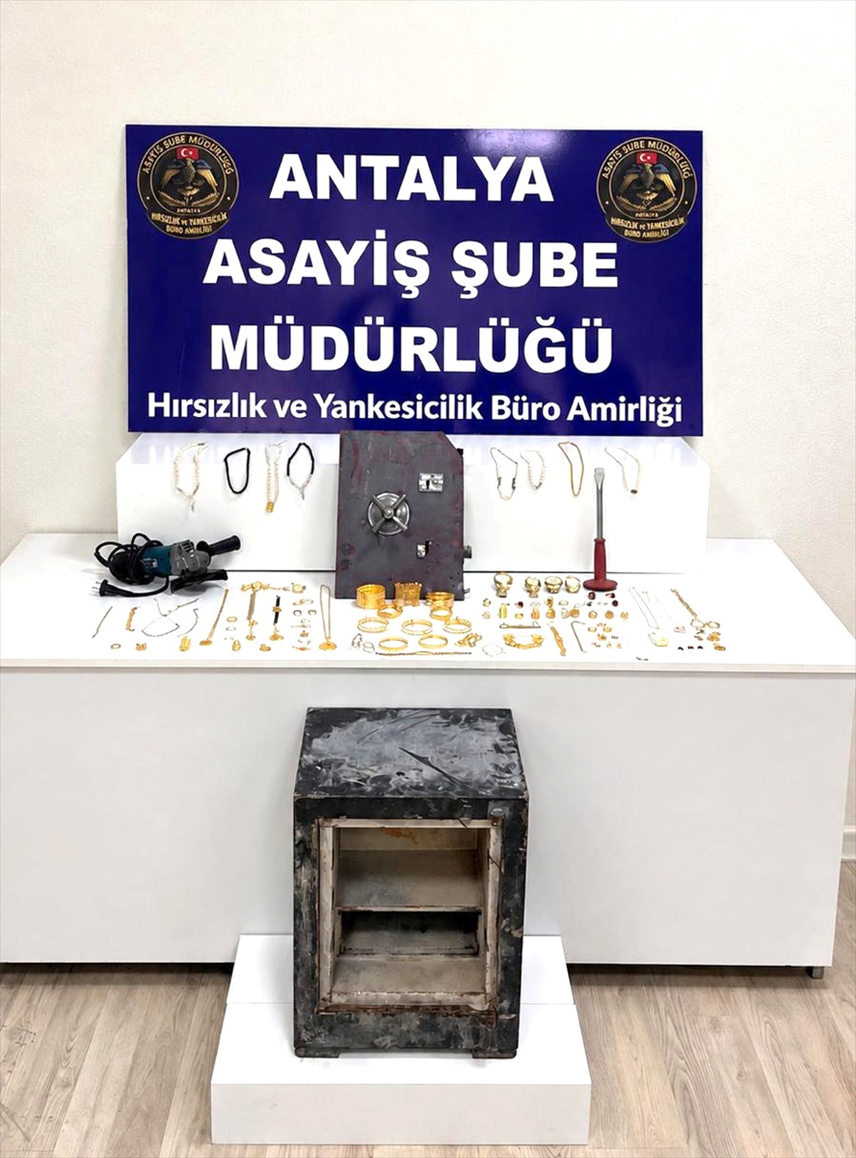 Antalya Kepez'de 2 milyon 430 bin liralık kasa hırsızlığında 3 şüpheli tutuklandı