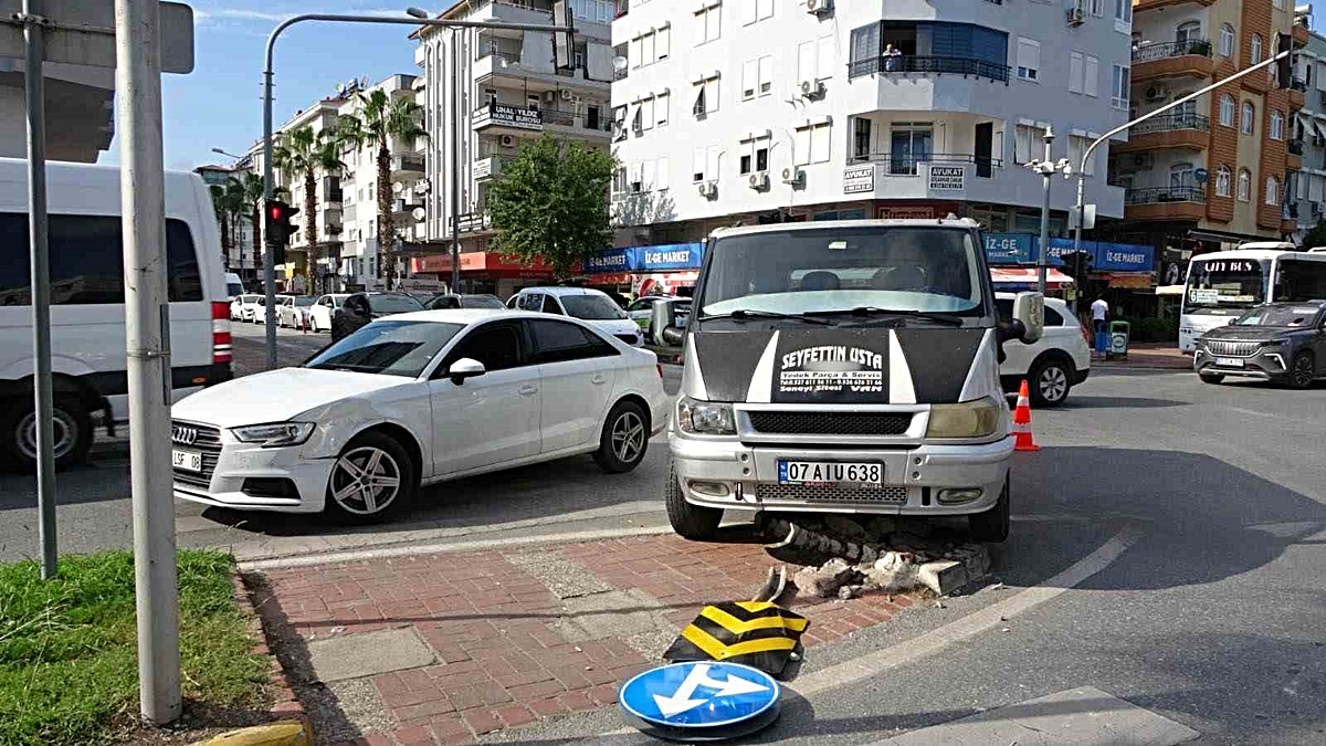 Antalya Manavgat'ta kamyonetle otomobil çarpıştı, kazada yaralanan olmadı