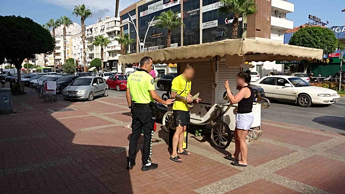 Antalya Manavgat'ta kırmızı ışıkta bekleyen motosiklet büfeye çarptı, 2 turist yaralanmadı
