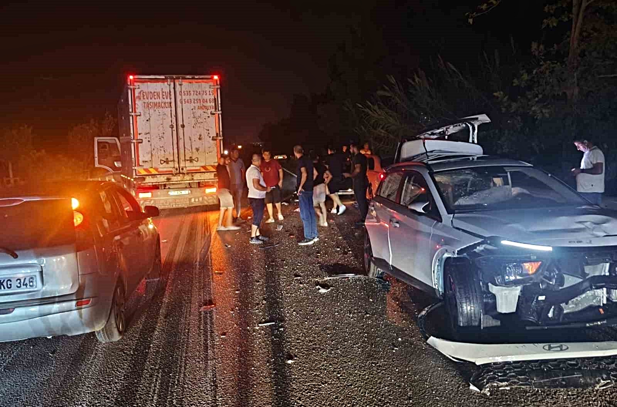Sultangazi’de 3 aracın karıştığı zincirleme trafik kazasında 5 kişi yaralandı