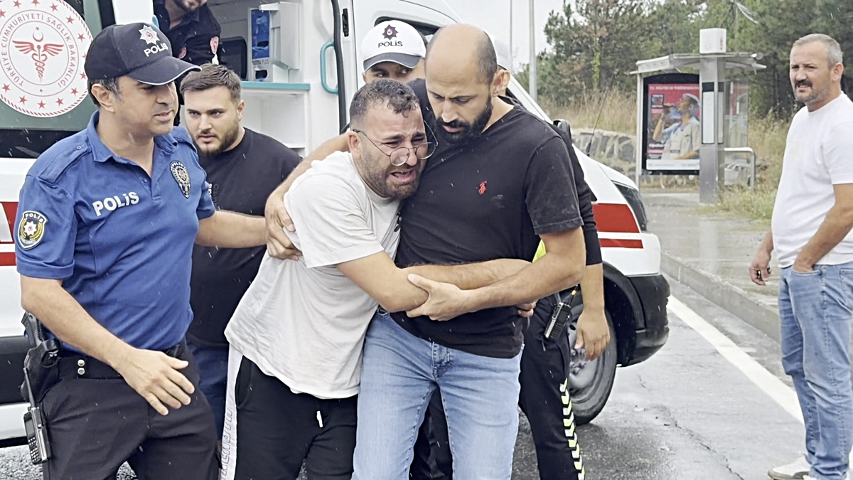 Arnavutköy'de devrilen kamyona hafriyat kamyonu çarptı, 2 şoför yaralandı