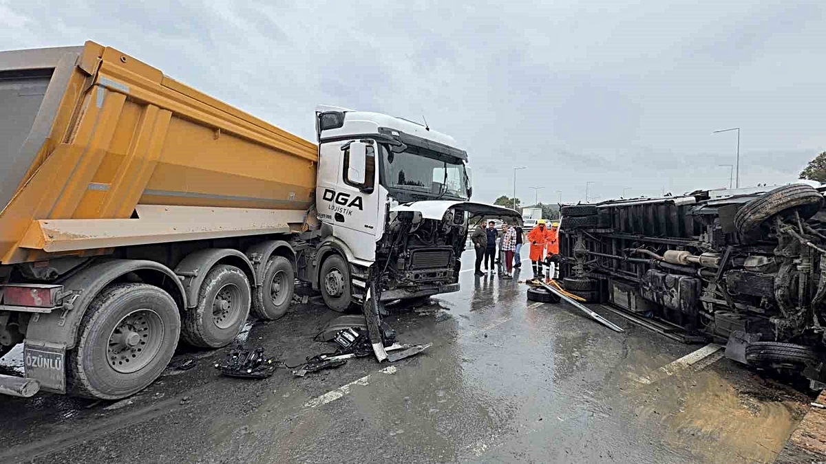 Arnavutköy'de yağışta devrilen kamyona çarpan hafriyat kamyonu 2 sürücüyü yaraladı