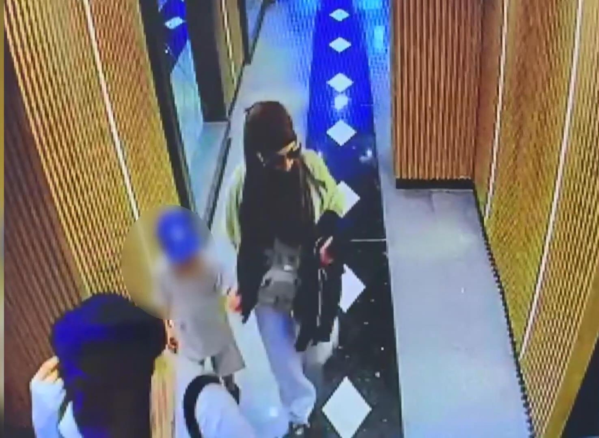 Avcılar'da siteye giren 3 kadın, daire kapısını levye ile açtı; kamera kaydetti