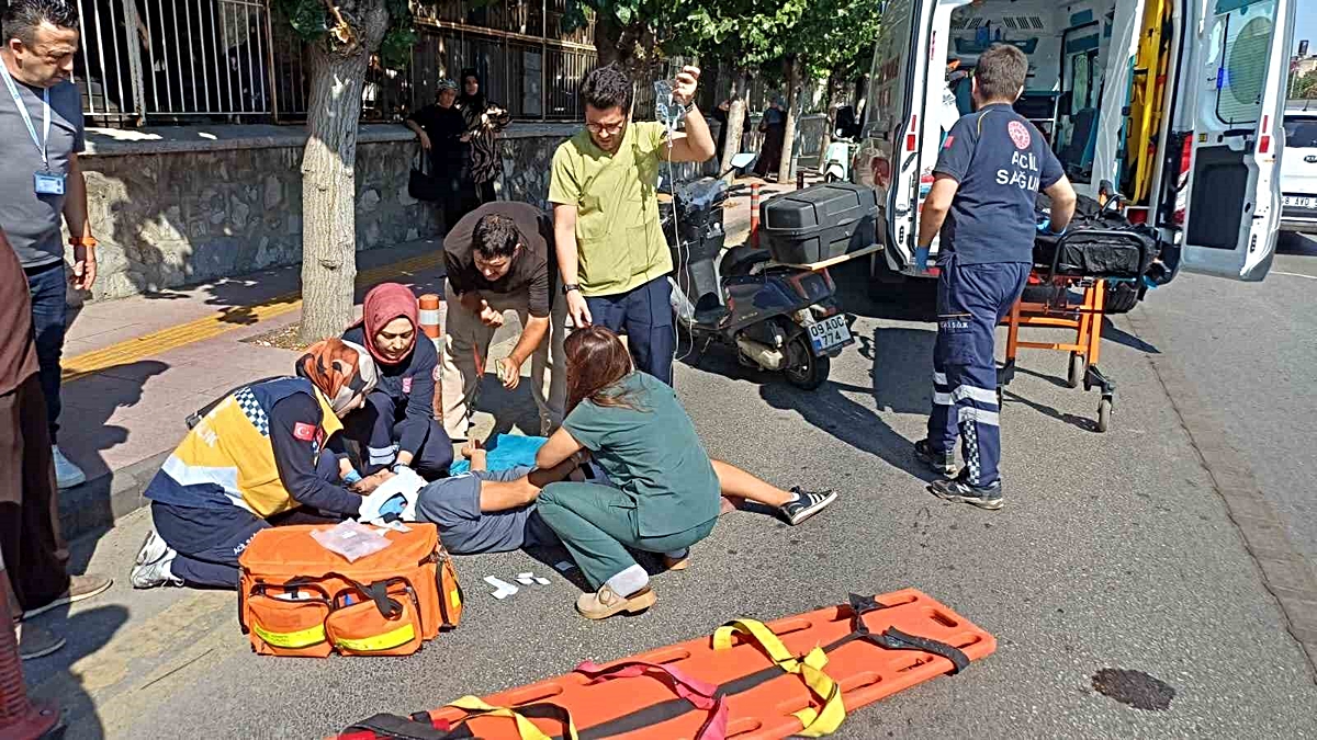 Aydın Efeler'de panik fren yapan motosikletli dubalara çarptı, 1 kişi yaralandı
