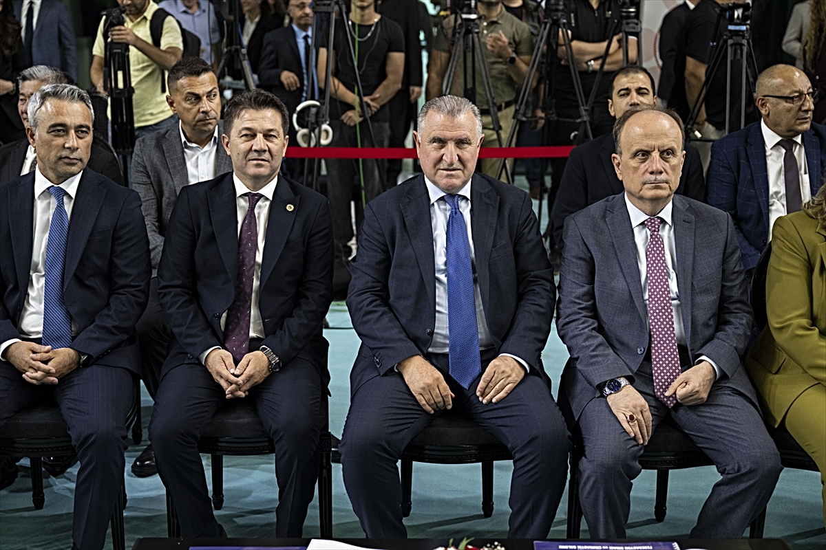 Bakan Bak, Türkiye Cimnastik Federasyonunun Etimesgut'taki yeni binasını açtı