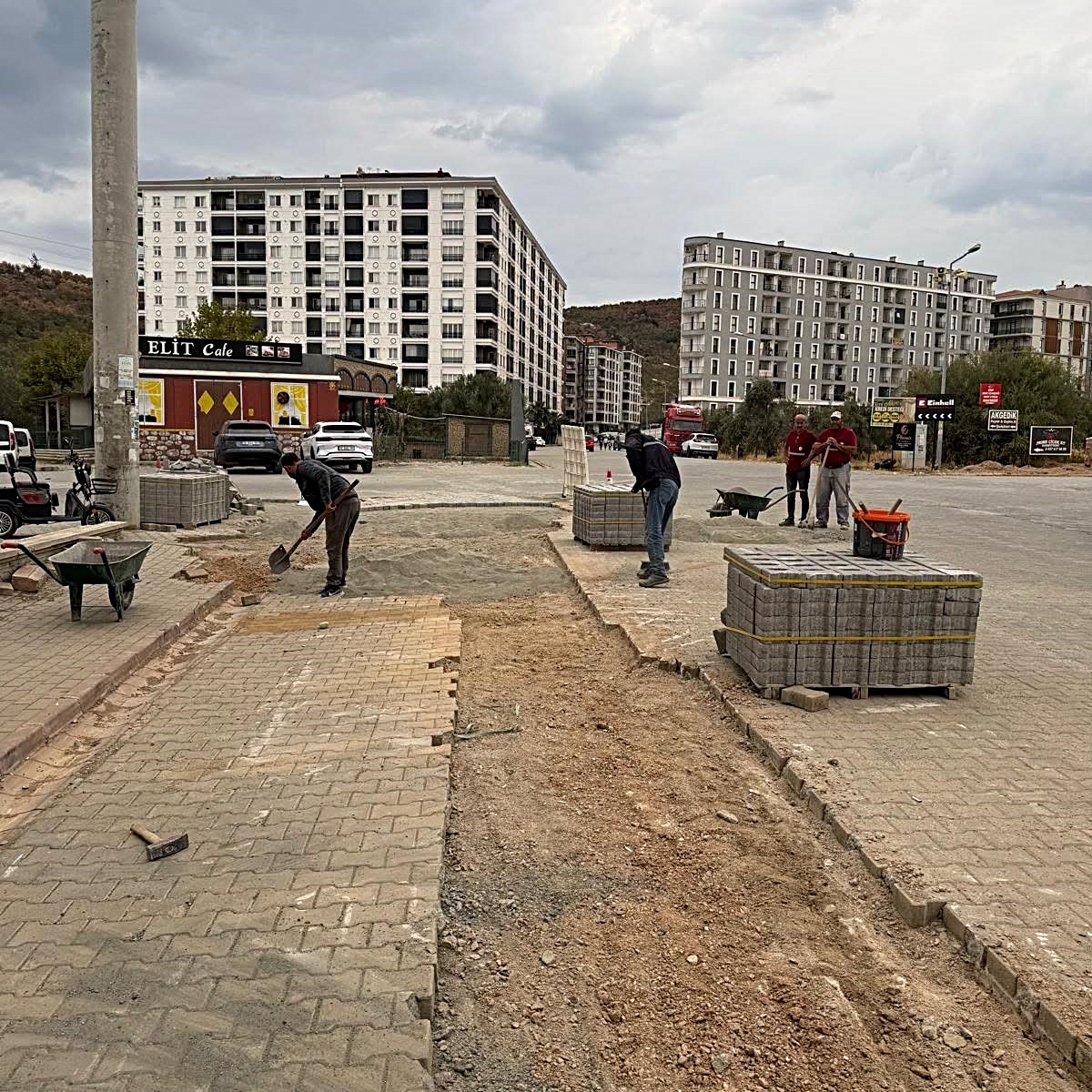 Balıkesir Edremit Kadıköy'de 20140. Sokak'ta yol bozulmaları gideriliyor