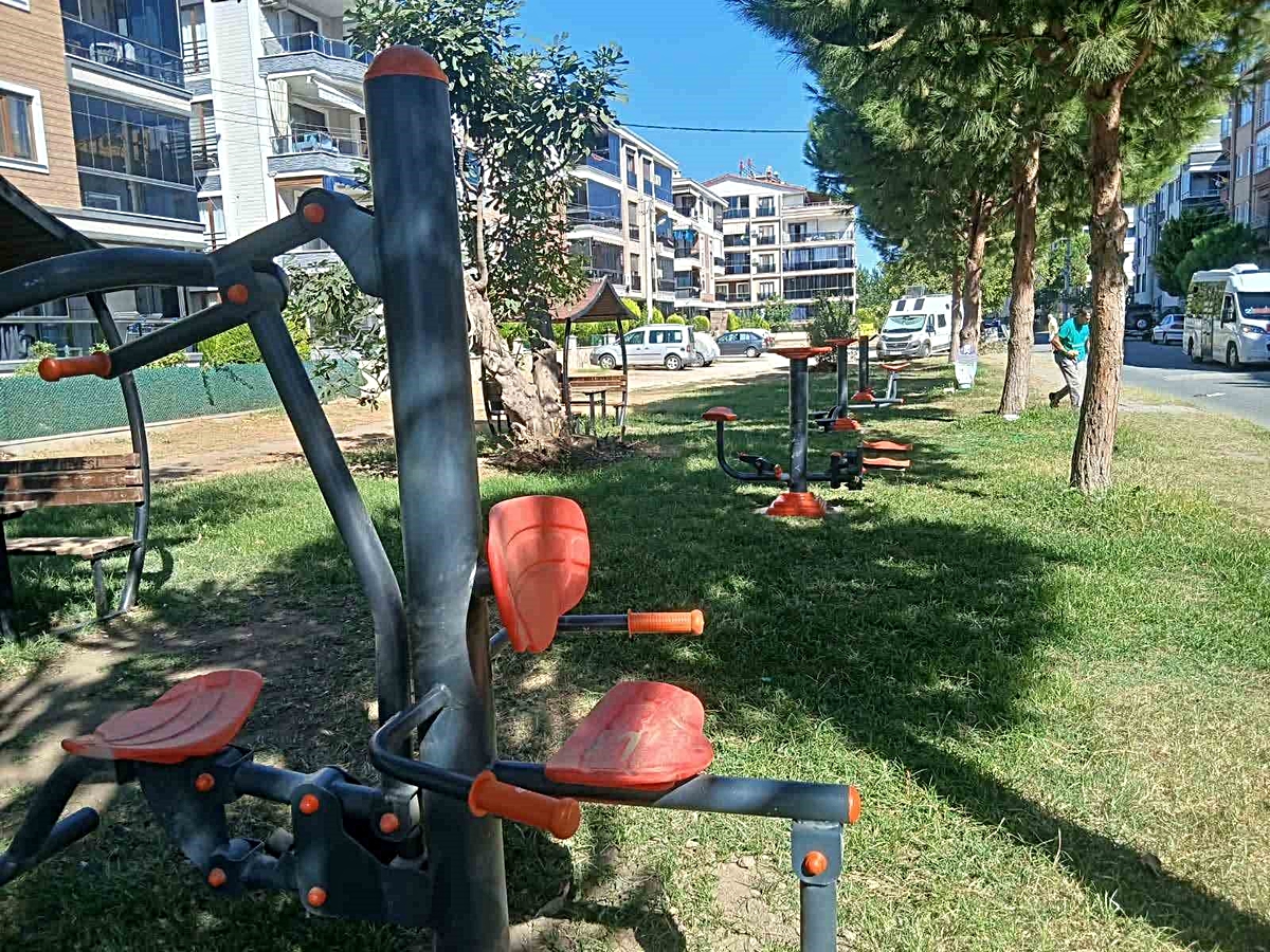 Balıkesir Edremit'te spor aletleri montajı başladı, park alanı hazırlığı sürüyor