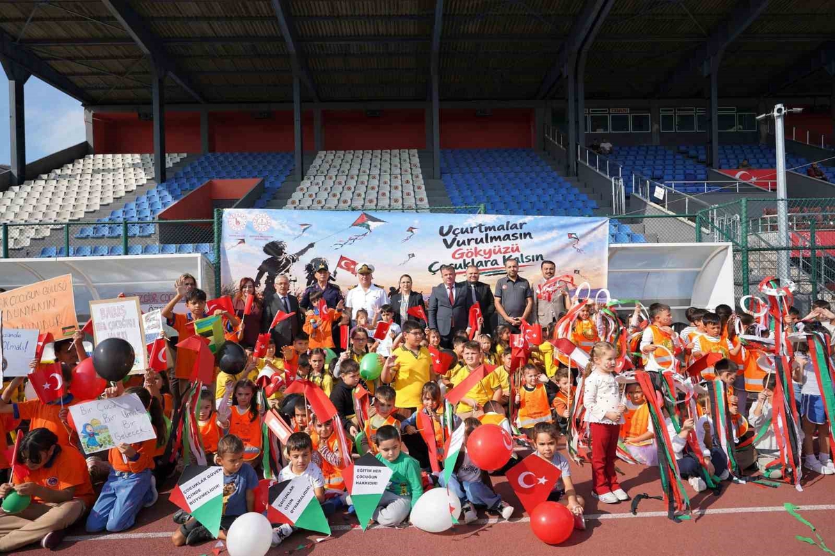 Bartın’da 25 okuldan 585 öğrenci Gazze saldırılarına uçurtmayla tepki gösterdi