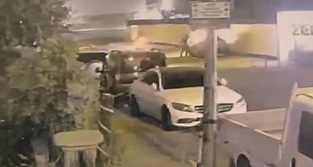 Batman Belde Mahallesi'nde motosikletli 2 şüpheli park halindeki otomobili kundakladı