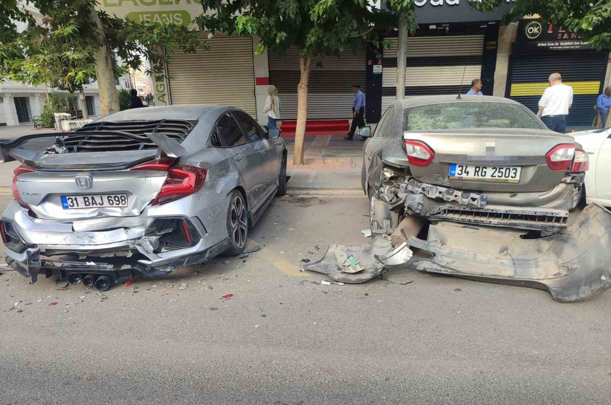 Batman'da park halindeki 2 araca çarpan otomobilin sürücüsü olay yerinden kaçtı