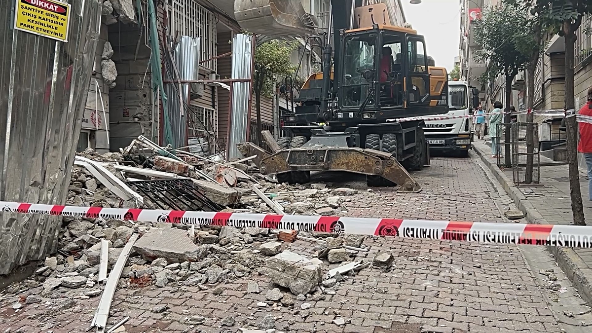 Beşiktaş'ta yıkımda kopan parçalar 5 katlı apartmanın tahliyesine neden oldu