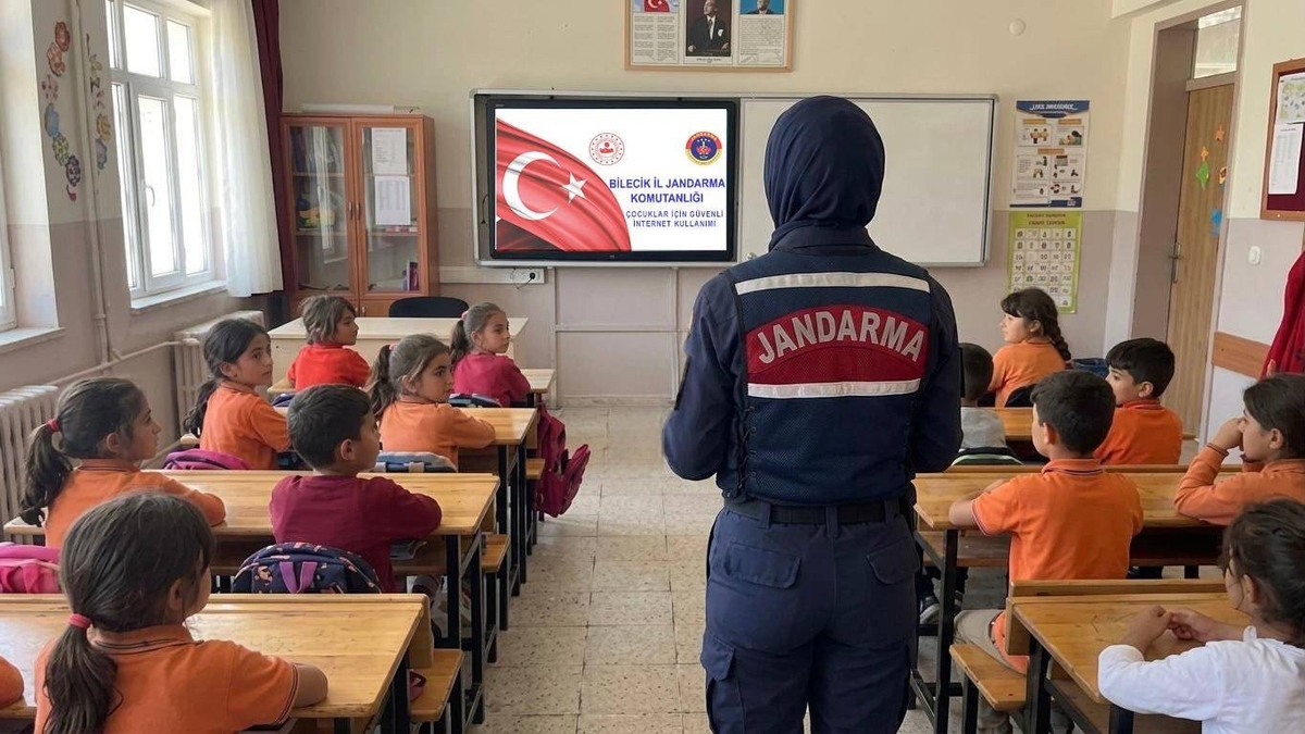 Bilecik İl Jandarma Komutanlığı öğrencileri güvenli internet konusunda bilgilendirdi