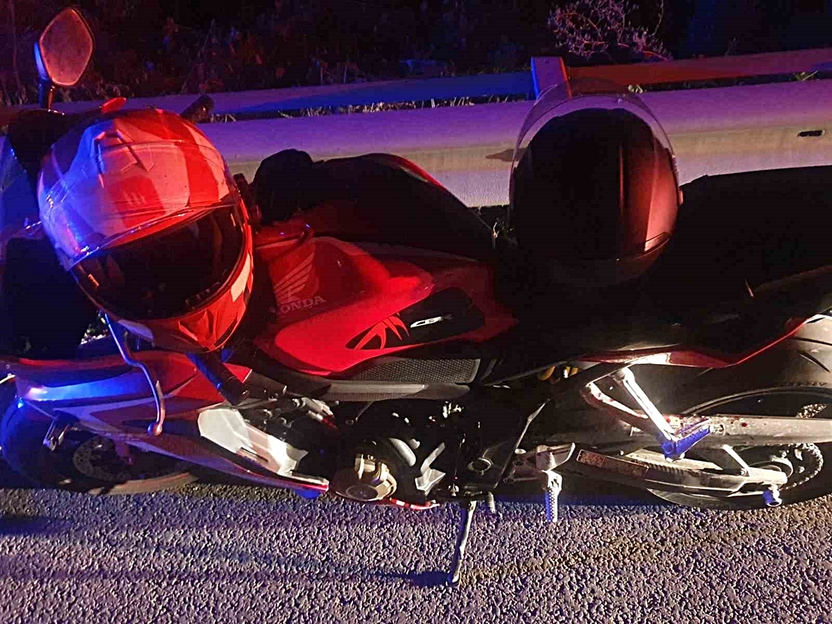 Bilecik Pazaryeri'de motosiklet bariyere çarptı, 2 kişi hafif yaralandı.