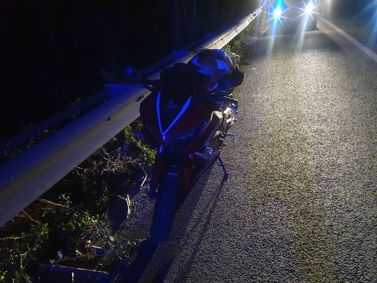 Bilecik Pazaryeri'nde motosiklet bariyere çarptı, 2 kişi yaralandı