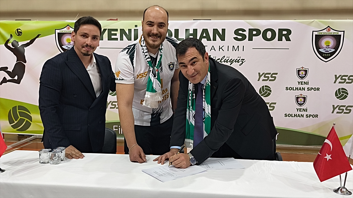 Bingöl Solhan'da Kaymakam Ayaz, Yeni Solhan Spor'un imza töreninde başarılar diledi