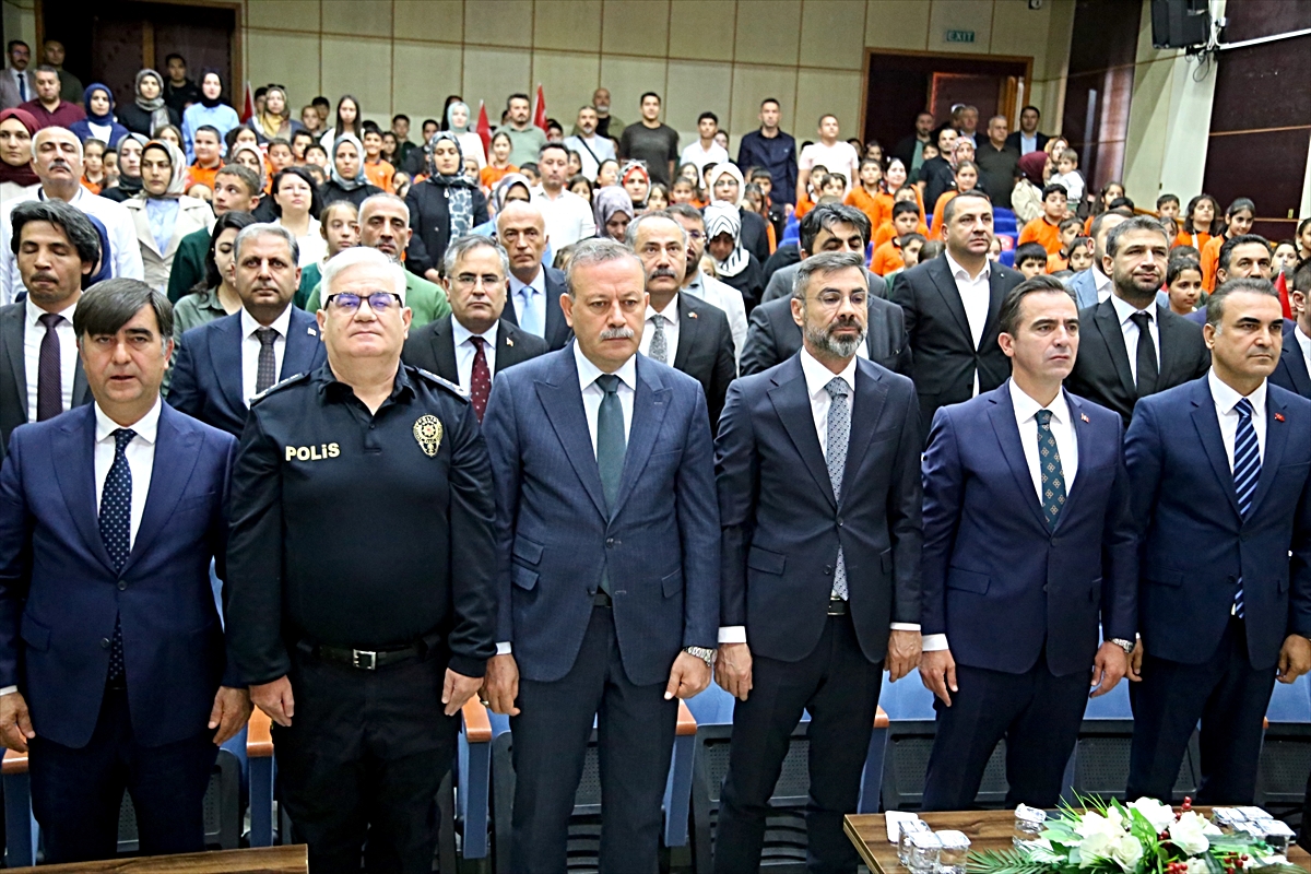Bitlis'te İlköğretim Haftası programında Vali Karakaya, Turgutlu saldırısına üzüldü