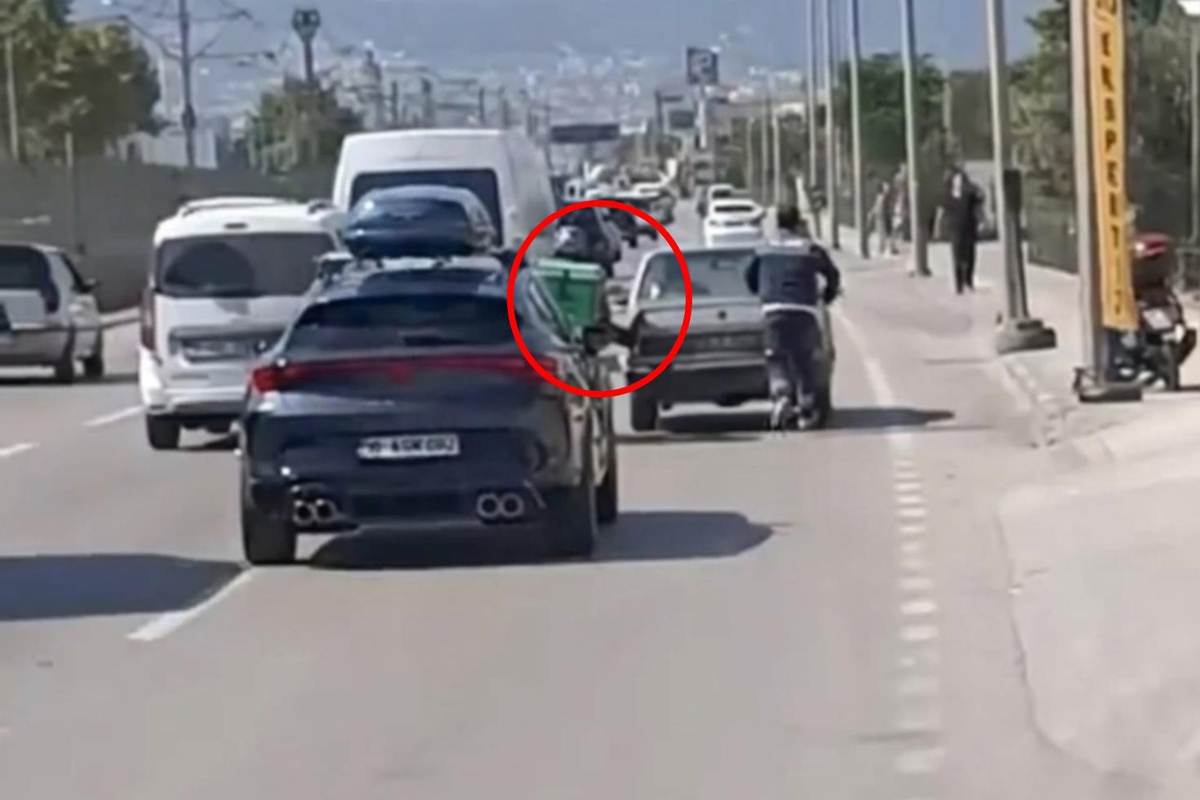 Trafikte kalan otomobilin imdadına motokurye yetişti! İlginç yöntem kamerada