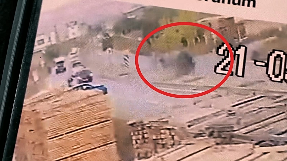 Bursa İnegöl'de devrilen otomobilin sürücüsü yaralandı, o anlar kameraya yansıdı