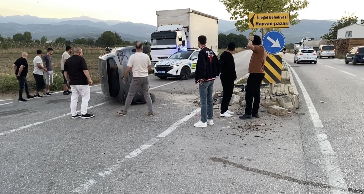 Bursa İnegöl'de refüje çarpan otomobil devrildi, 1 kişi yaralandı