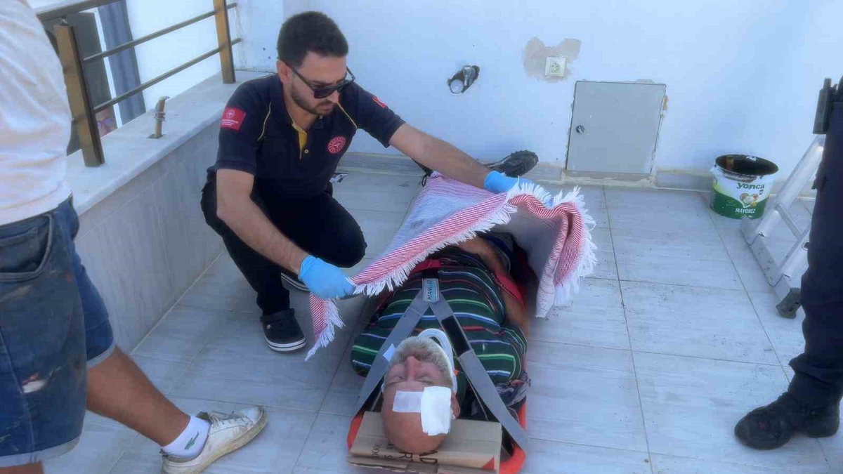 Bursa Mudanya'da çatıda dengesini kaybeden işçi dubleks balkona düşerek yaralandı