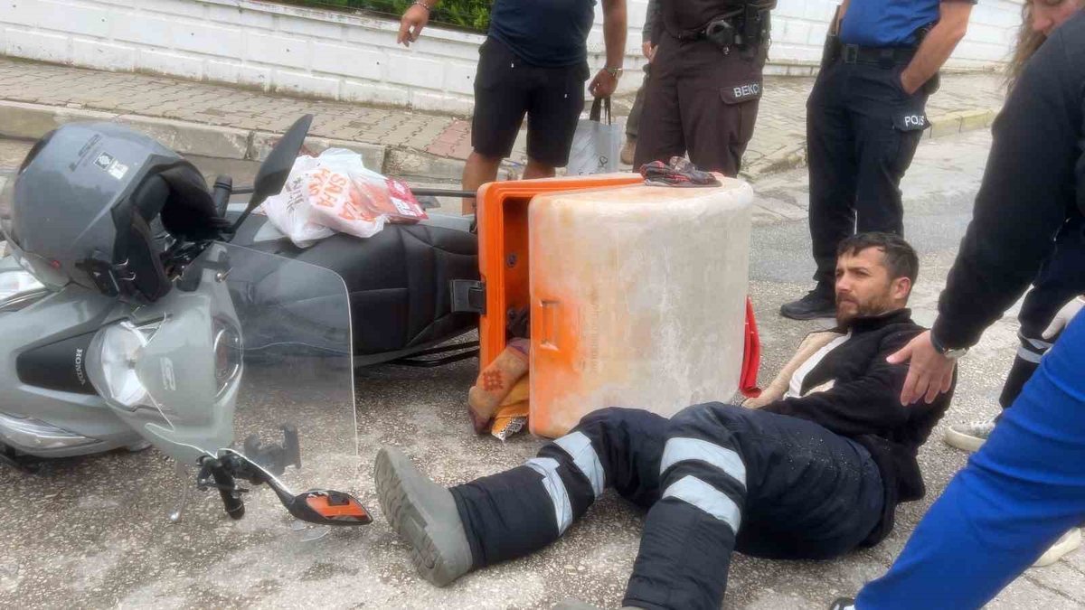 Bursa Mudanya'da kaygan yolda savrulan kurye yaralanarak hastaneye kaldırıldı