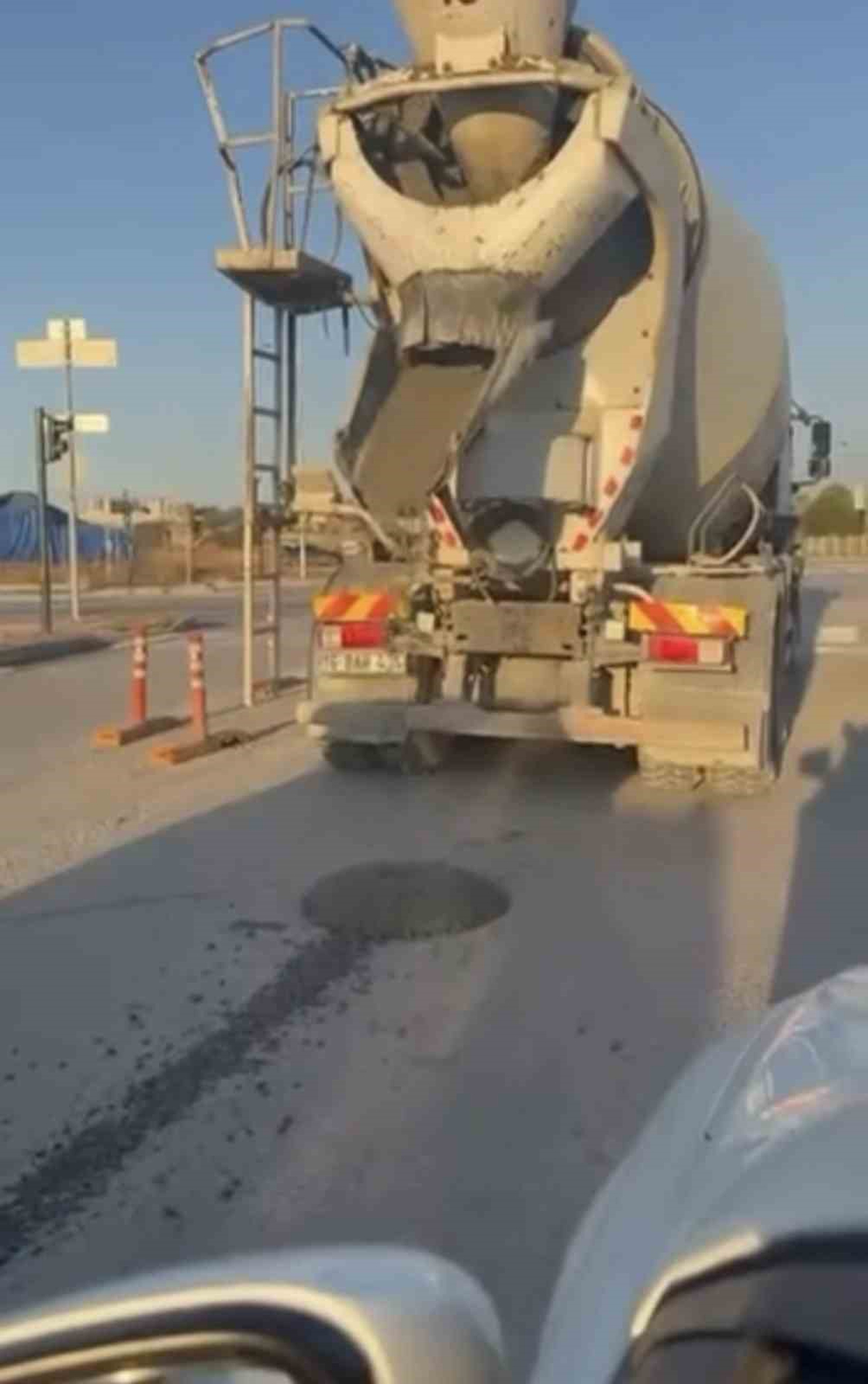Bursa'da beton mikseri yola beton döktü