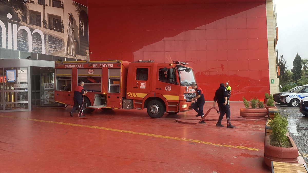 Çanakkale'de 17 Burda AVM'deki teknolojik eşya mağazasında yangın hasara yol açtı