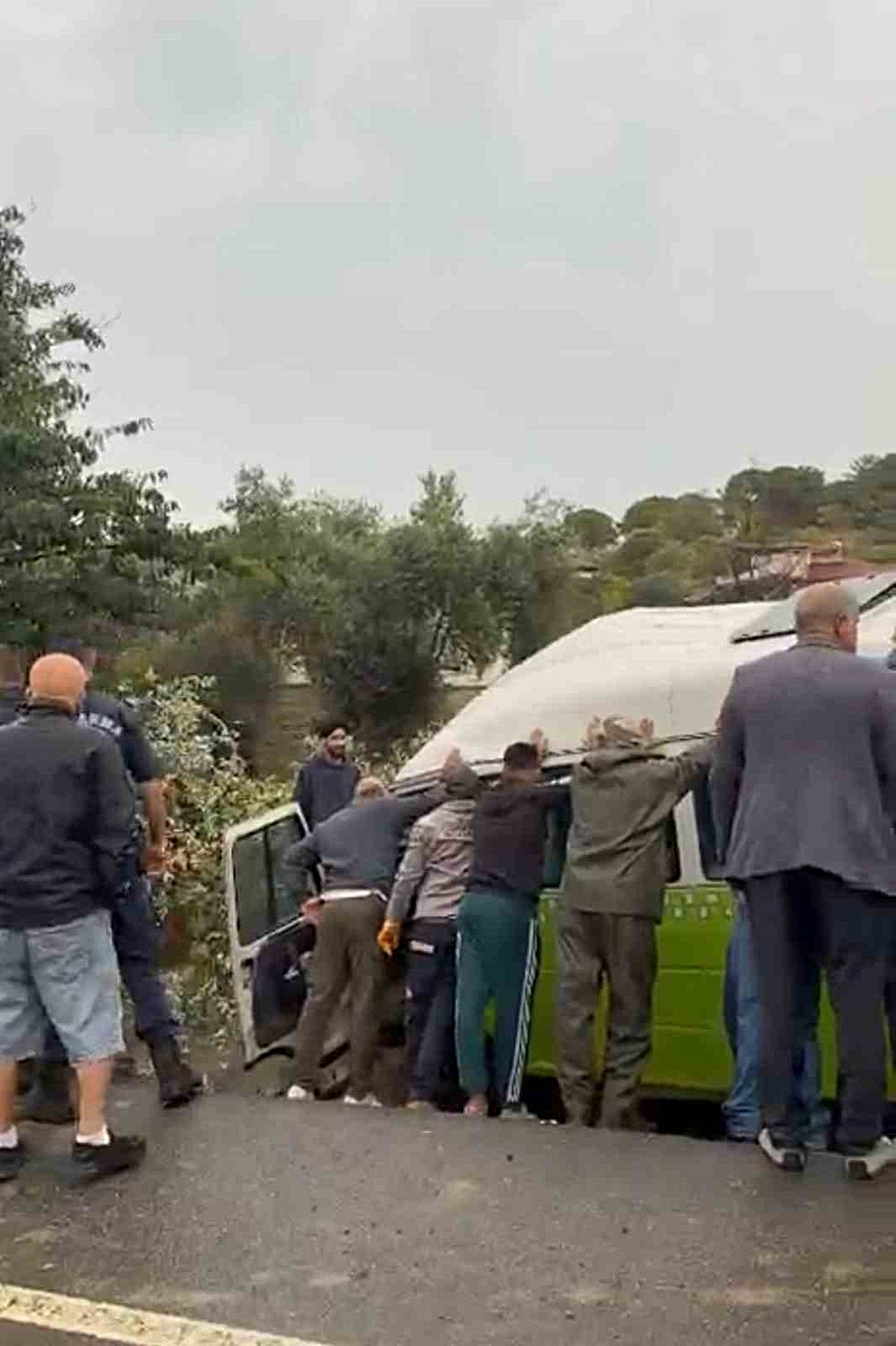 Çanakkale Gökçeada'da minibüs devrildi, sürücü hayatını kaybetti, 2 kişi yaralandı