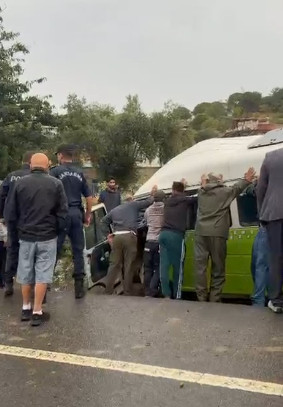 Çanakkale Gökçeada'da su kanalına devrilen minibüste sürücü öldü, 2 yolcu yaralandı