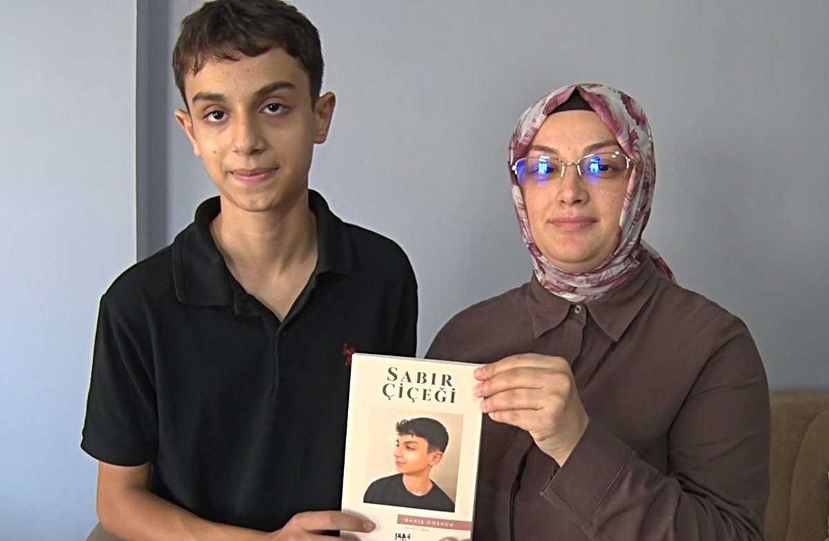 Çekmeköy'de anne ve oğul, kanser mücadelesini 'Sabır Çiçeği' kitabında anlattı