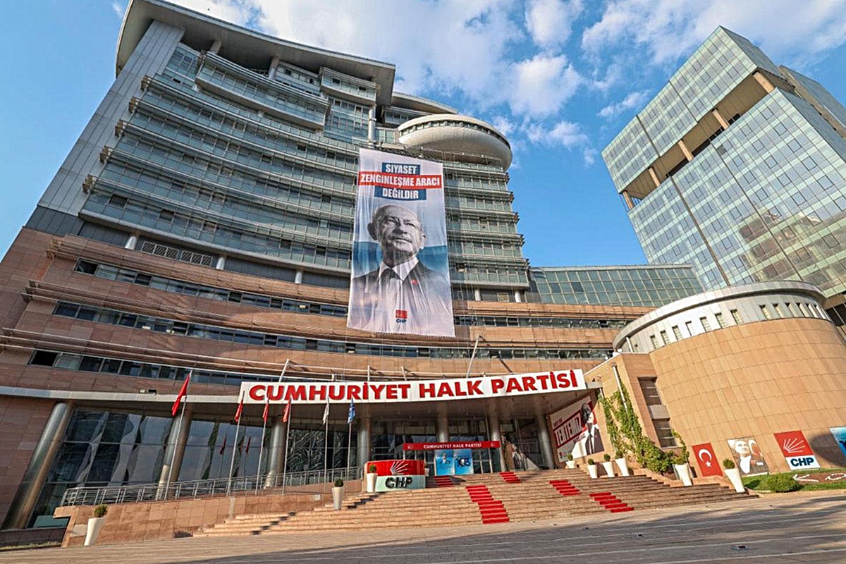 CHP Genel Merkezi’ne ‘Siyaset zenginleşme aracı değildir’ yazılı pankart asıldı